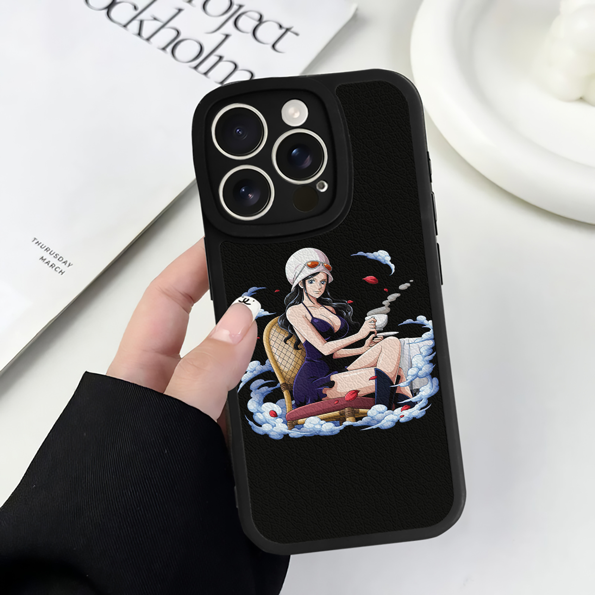 （画像用） ワンピース ニコ・ロビン ONE PIECE Nico Robin 【iPhone 16シリーズ対応】シリコンスマホケース（レザー調） 材質：シリコン